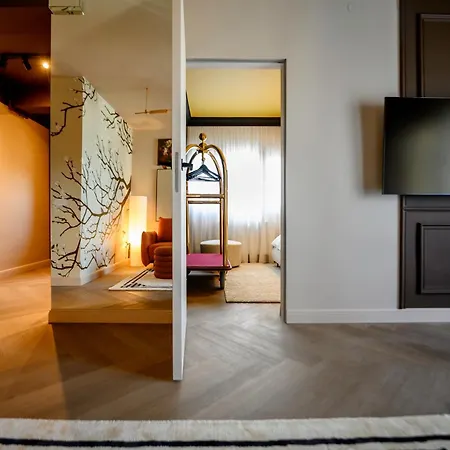 Chocolette | Sky With Parliament View *