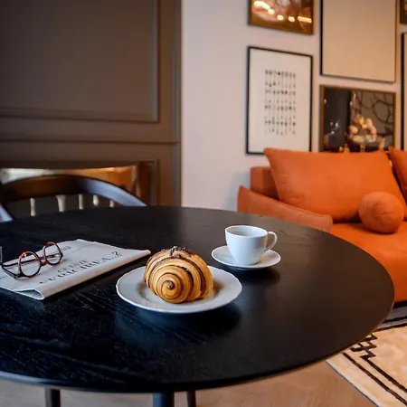 Chocolette | Sky With Parliament View Apartment