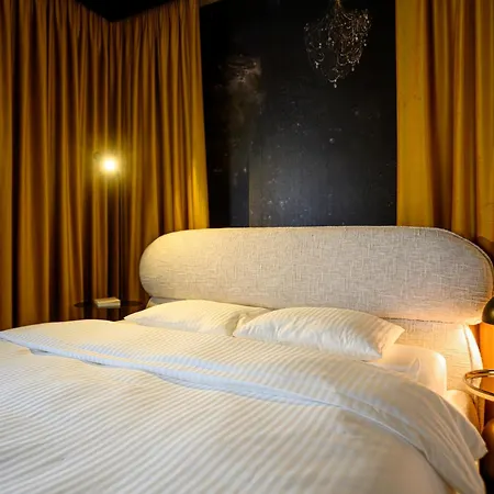 Chocolette | Sky With Parliament View *