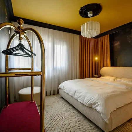 Chocolette | Sky With Parliament View