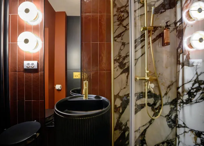 Chocolette | Sky With Parliament View *