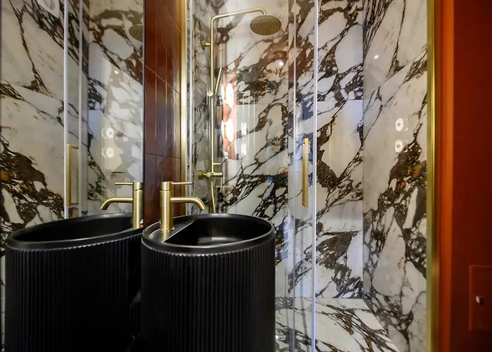 Chocolette | Sky With Parliament View