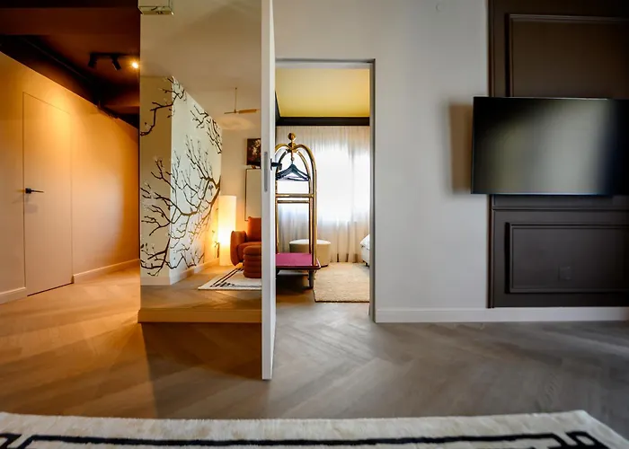 Chocolette | Sky With Parliament View *