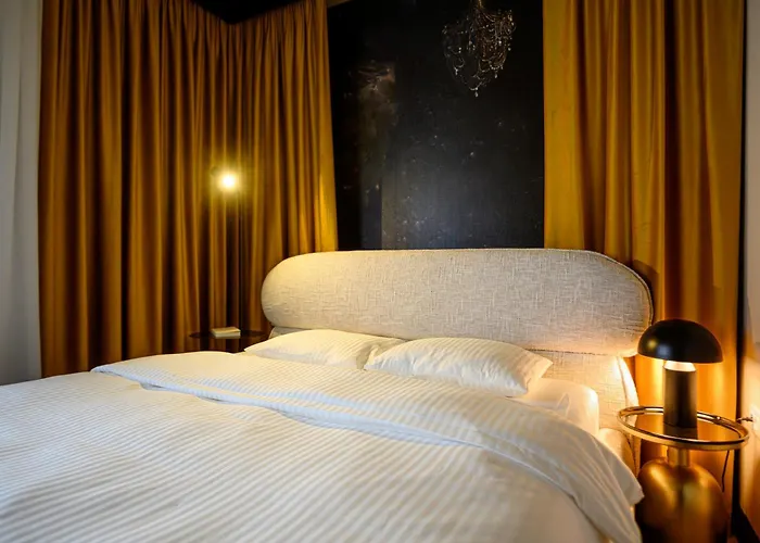 Chocolette | Sky With Parliament View *