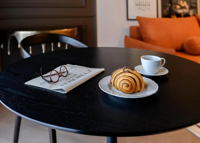 Chocolette | Sky With Parliament View *